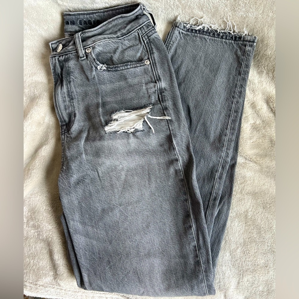 Grey American Eagle Highwaisted Ripped Jeans